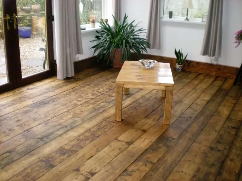 gal2 rustic floorboards and coffee table
